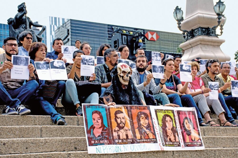 eriodistas, estudiantes y activistas se manifestaron ayer en el Ángel de la Independencia para exigir justicia por los asesinatos en contra del gremio (MARIO JASSO. CUARTOSCURO)