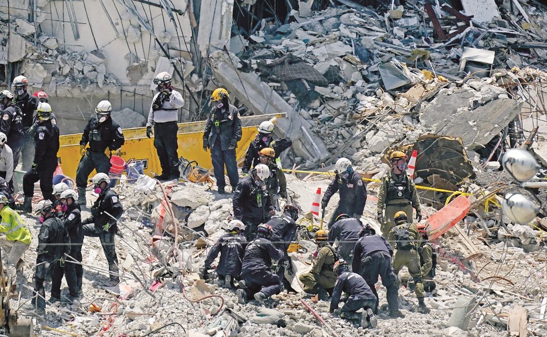 Personal de búsqueda y rescate trabaja en el edificio de condominios Champlain Towers, donde decenas de personas permanecen desaparecidas, a más de una semana que la estructura se derrumbó parcialmente. Foto: Mark Humphrey. AP