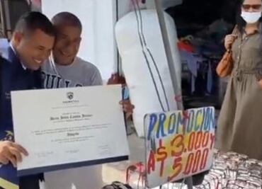 Entre lágrimas, joven colombiano sorprende a su padre con título universitario en su puesto ambulante