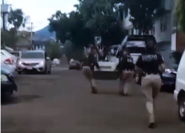 Policías de la SSC y Protección Civil rescatan a perrito herido con machete en Tlalpan