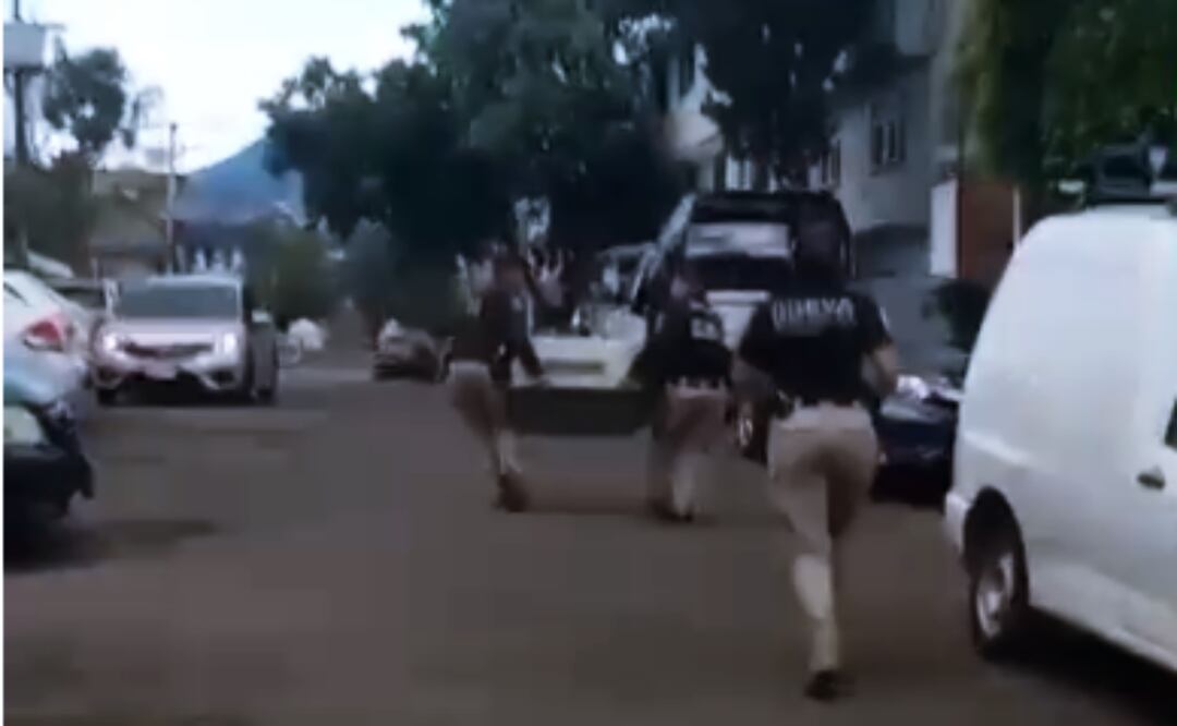 Rescatan a perrito. Foto: Captura de pantalla