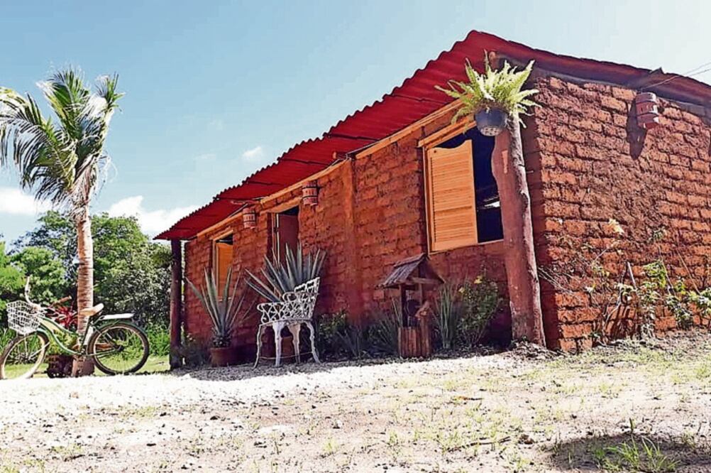 Cada casa tarda en construirse aproximadamente un mes y para ello son necesarias 20 toneladas de sargazo. El proceso es sustentable, puesto que se utiliza una cantidad muy pequeña de agua / CORTESÍA