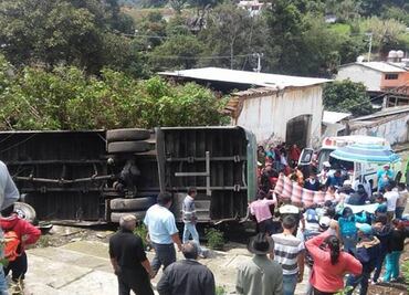 Vuelca camión con peregrinos en Ocuilan; hay 25 heridos