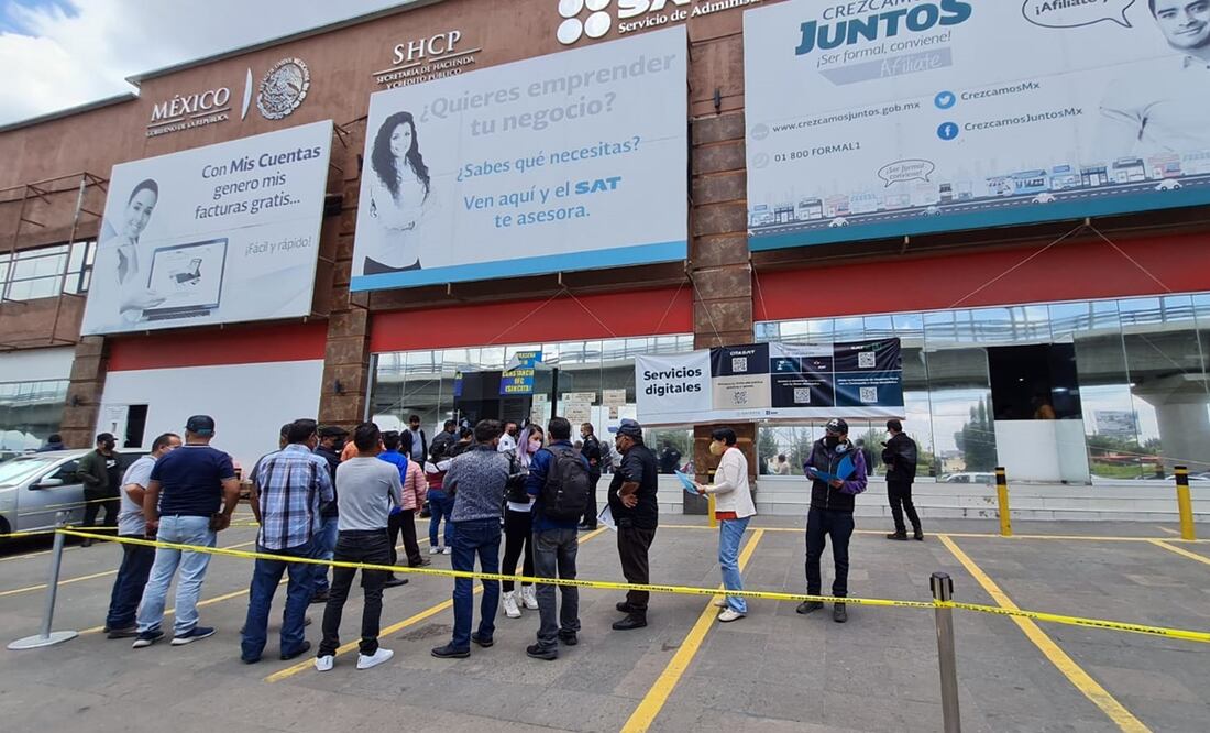 Trabajadores en espera para poder ser atendidos para la tramitación de la Constancia de Situación Fiscal. Foto: Especial