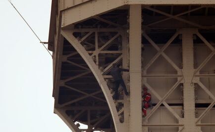 Tras 5 horas, permanece escalador en la Torre Eiffel