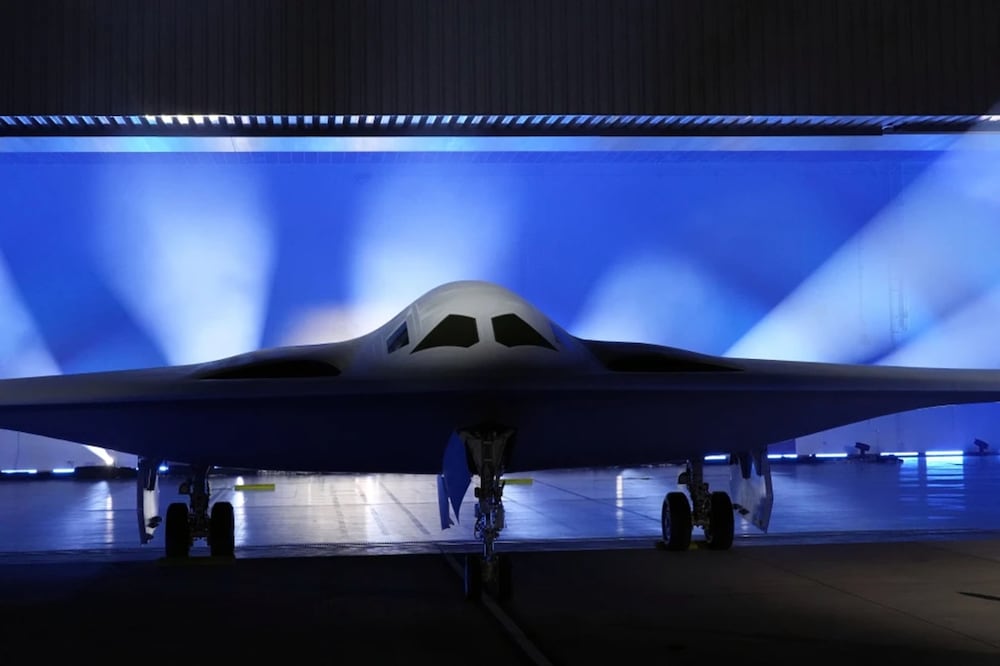 El bombardero nuclear B-21 Raider es presentado ante la prensa en Northrop Grumman, el 2 de diciembre de 2022, en Palmdale, California. Foto: AP