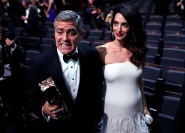 Amal Clooney luce embarazo en los Premios César