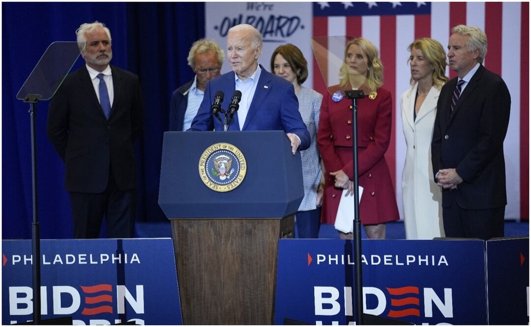 Joe Biden junto a la familia Kennedy, quienes demostraron especial apoyo durante su acto electoral en el estado de Pensilvania. Foto: AP
