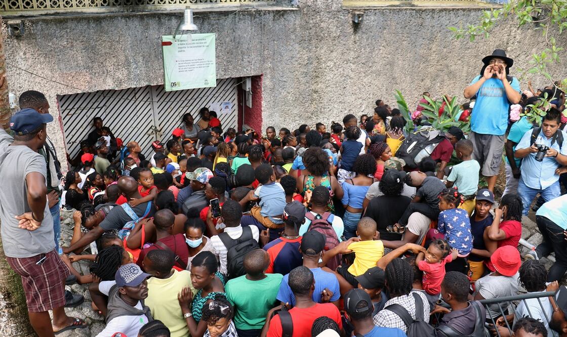 Migrantes rompieron el cerco de seguridad durante una manifestación, el pasado lunes, frente a las instalaciones de la Comisión Mexicana de Ayuda a Refugiados en Tapachula, Chiapas. Foto: EFE