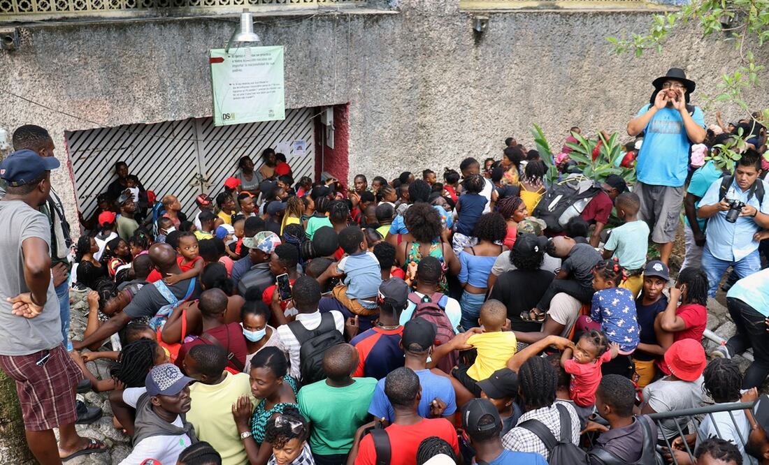 Migrantes rompieron el cerco de seguridad durante una manifestación, el pasado lunes, frente a las instalaciones de la Comisión Mexicana de Ayuda a Refugiados en Tapachula, Chiapas. Foto: EFE