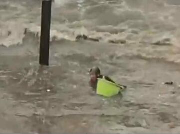 VIDEO: Microbusero provoca olas en inundación y derriba a abuelita en Coacalco