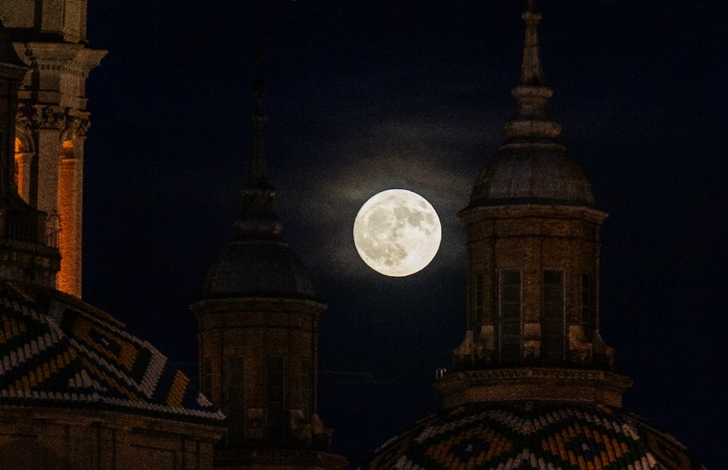 Entre la medianoche de hoy y el amanecer de mañana se producirá la superluna de ciervo.
Foto: EFE / Javier Belver, archivo