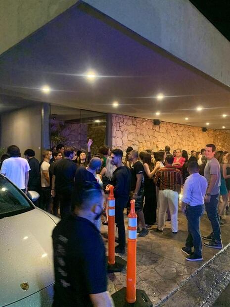 Clausuran bar en zona turística de Cancún por fiesta masiva pese a restricciones