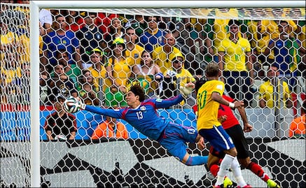 La atajada de Guillermo Ochoa a Neymar