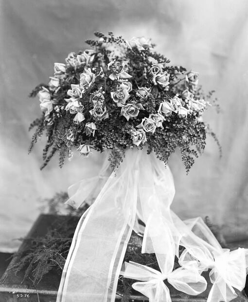 Imagen de los años 20, de un ramo nupcial de la época, estilo bouquet. “El florista es una especie de psicólogo, que debe escarbar las emociones para poder saber qué es lo que va a generar un impacto en la novia”, nos compartió Elizabeth Ladrón, directora de Floristika. Foto: California Historical Society Collection/Wikimedia Commons.