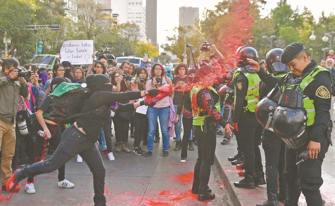 A la par de las agresiones y actos vandálicos, las demás manifestantes lanzaban consignas contra la violencia de género y los feminicidios. Fotos: HUGO GARCÍA. EL UNIVERSAL