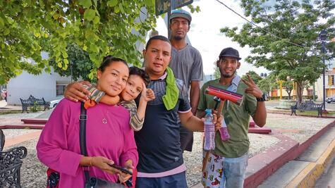 Aprovechan comercios incremento de migrantes