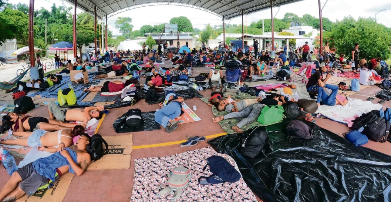 Los migrantes que se mantuvieron en la caravana descansaron en el domo deportivo de Mapastepec. Foto: María de Jesús Peters