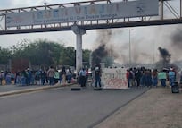 Estudiantes de la UPN de Ciudad Ixtepec, Oaxaca, bloquean carretera estatal a Juchitán; exigen la salida de un profesor