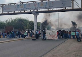 Estudiantes de la UPN de Ciudad Ixtepec, Oaxaca, bloquean carretera estatal a Juchitán; exigen la salida de un profesor