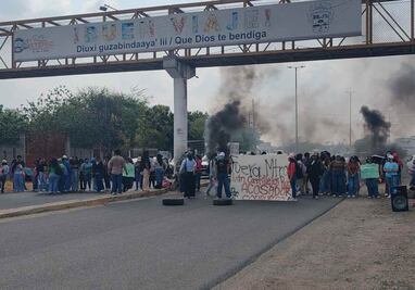 Estudiantes de la UPN de Ciudad Ixtepec, Oaxaca, bloquean carretera estatal a Juchitán; exigen la salida de un profesor