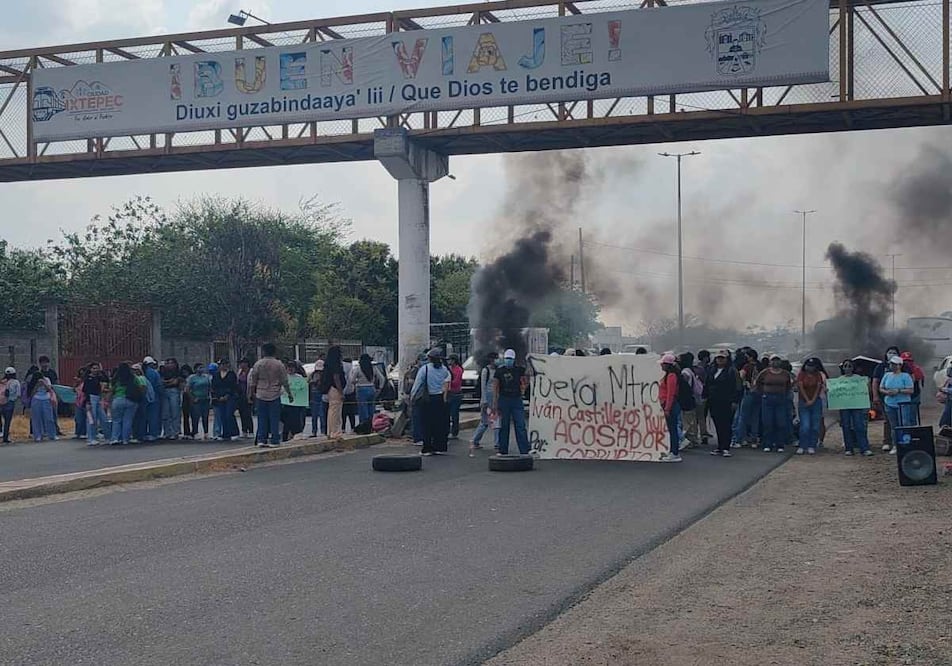 Estudiantes de la UPN de Ciudad Ixtepec, Oaxaca, bloquean carretera estatal a Juchitán. Foto: Especial
