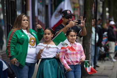 Mexicanos en EU realizan minidesfile por la Independencia en Chicago; Trump amenazó con redadas en la zona