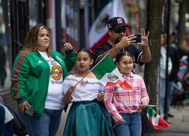 Mexicanos en EU realizan minidesfile por la Independencia en Chicago; Trump amenazó con redadas en la zona
