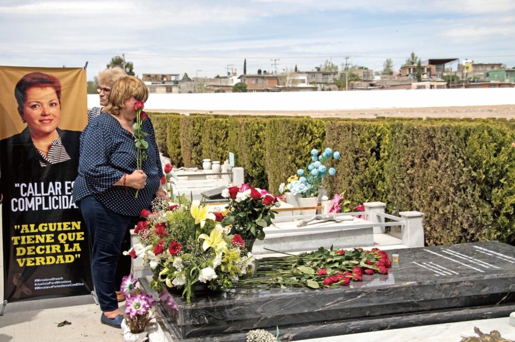 En Papantla, un centenar de activistas, familiares, amigos y reporteros recordaron a Miroslava Breach y exigieron justicia. (LUIS FIERRO. EL UNIVERSAL)