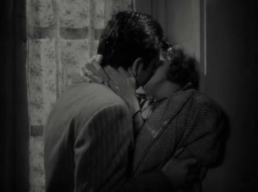 Pedro Armendáriz y Andrea Palma se besan apasionadamente en "Distinto Amanecer", película de 1943.