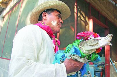 En centenario rito, edil se casa con 'princesa lagarto'