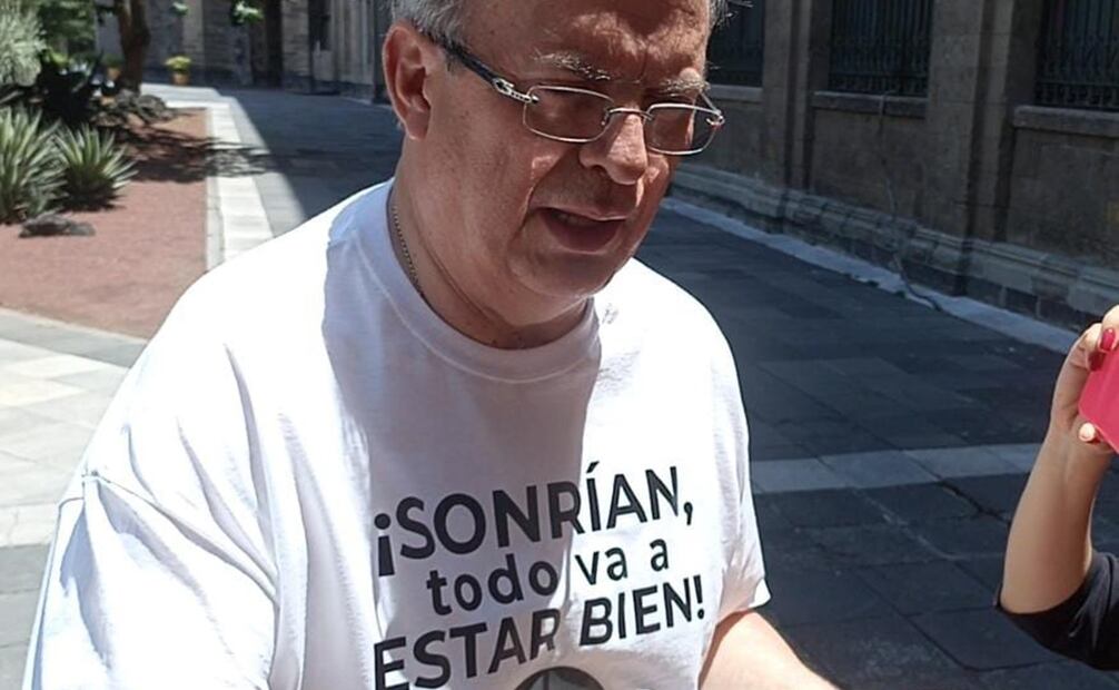 Tras presentar su renuncia a AMLO, Marcelo Ebrard portó una playera con la leyenda: “SONRÍAN, todo va a estar bien”. Foto: Pedro Villa y Caña / EL UNIVERSAL