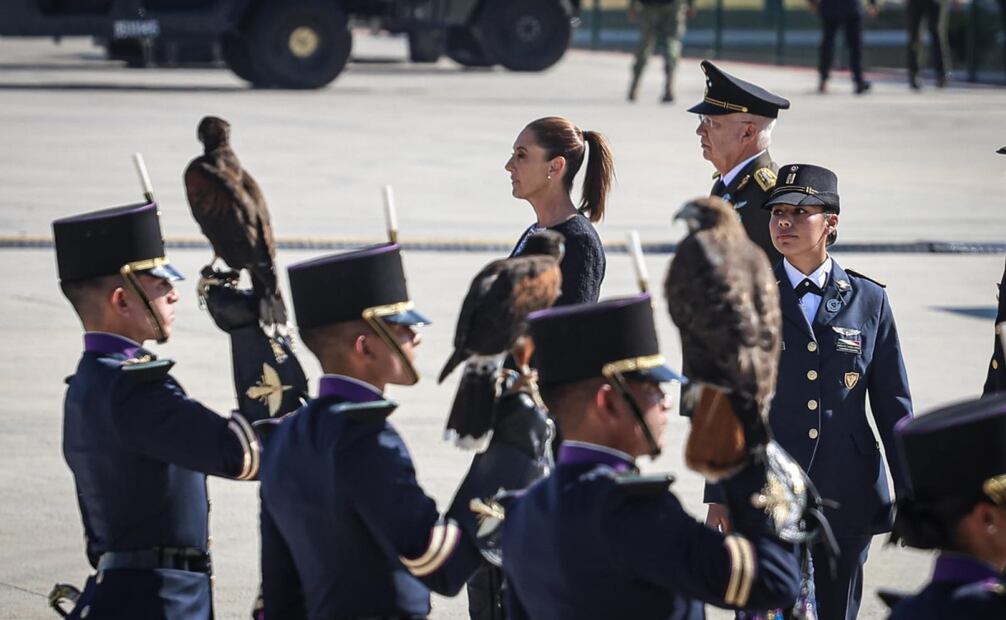 La presidenta Claudia Sheinbaum presidió la ceremonia de Aniversario 111 de la Fuerza Armada de México en la Base Aérea Militar No. 1 en Santa Lucia. Foto: Gabriel Pano/EL UNIVERSAL
