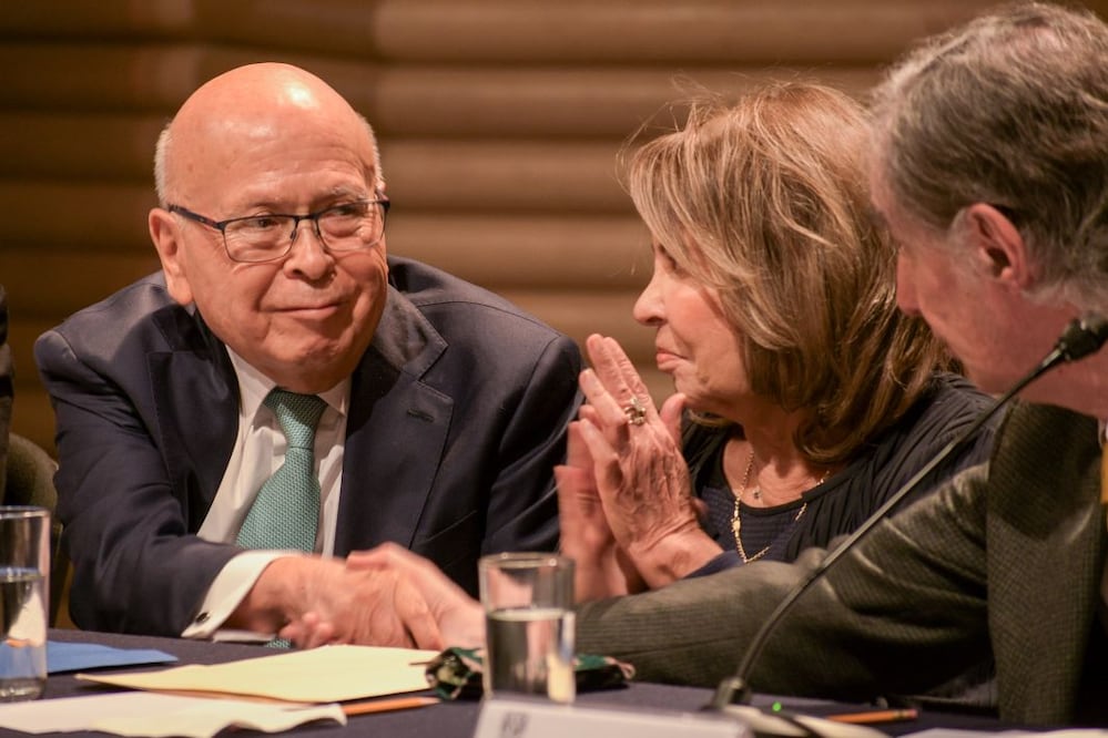 Homenaje a Gerardo Estrada en el MUAC. Él, a la izquierda y, a su lado, Graciela de la Torre y José Woldenberg
Crédito: Santiago Cadena El Universal