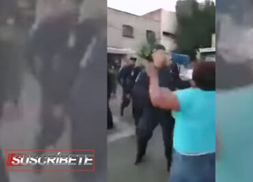 Policías golpean a mujeres por oponerse a detención