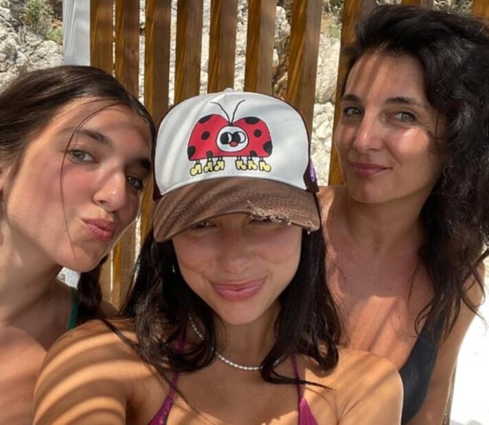 Dua Lipa presumió a su espectacular madre en Instagram y ya sabemos de dónde heredó la belleza