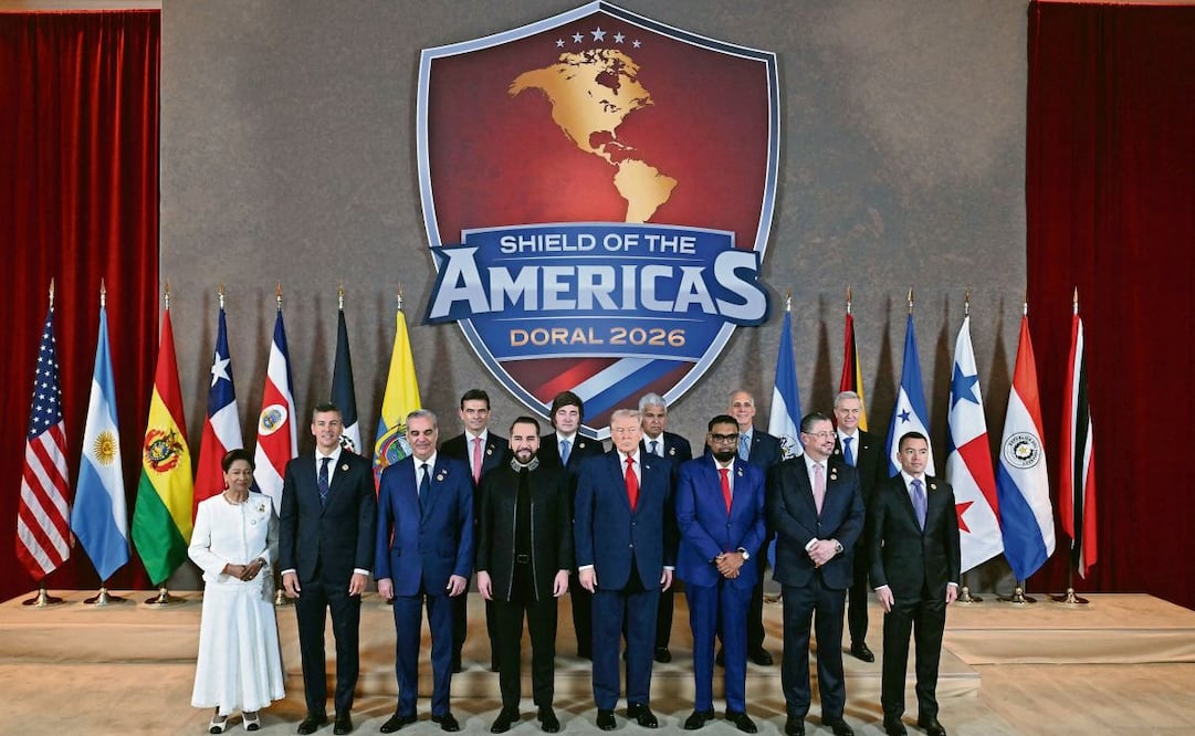 La foto de grupo de la ceremonia inaugural del Escudo de las Américas, una alianza de países encabezada por EU para combatir las “amenazas” regionales. México no forma parte. Foto: SAUL LOEB/AFP