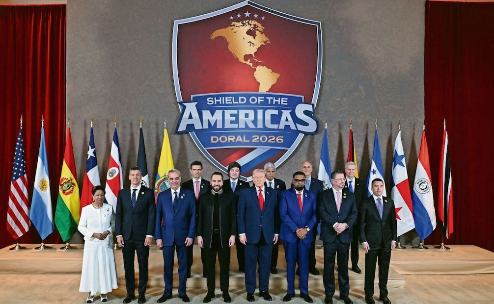 La foto de grupo de la ceremonia inaugural del Escudo de las Américas, una alianza de países encabezada por EU para combatir las “amenazas” regionales. México no forma parte. Foto: SAUL LOEB/AFP