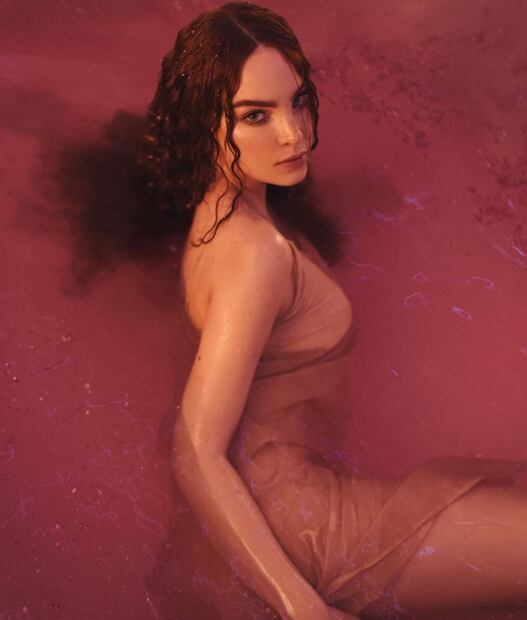 Belinda impacta con vestido mojado transparente en Instagram