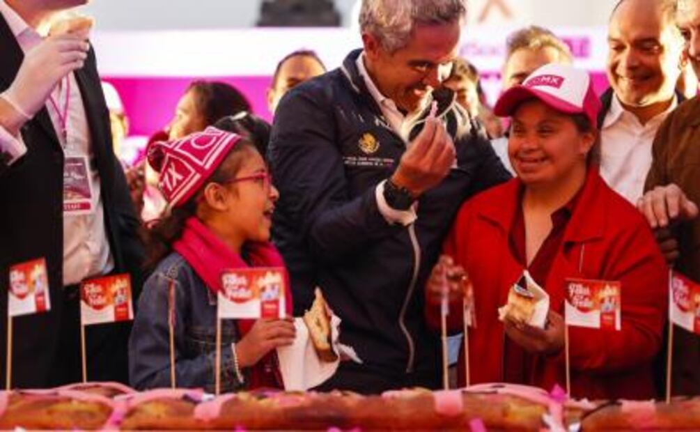 Reparten Rosca de Reyes de mil 440 metros en el Zócalo