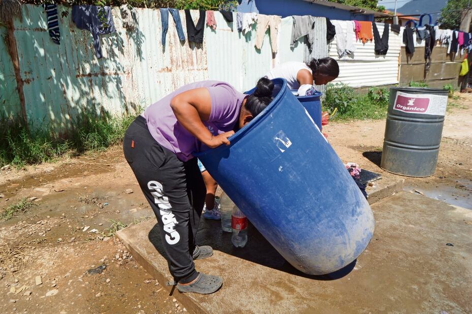 La alta demanda de agua es un reto para el centro de movilidad migrante; al día se compran entre 30 y 40 garrafones que resultan insuficientes. Foto: Edwin Hernández / El Universal 
