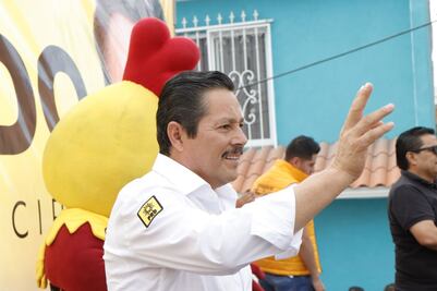 El “Gallo”, el candidato de SLP que promete servicios funerarios con todo y fosa