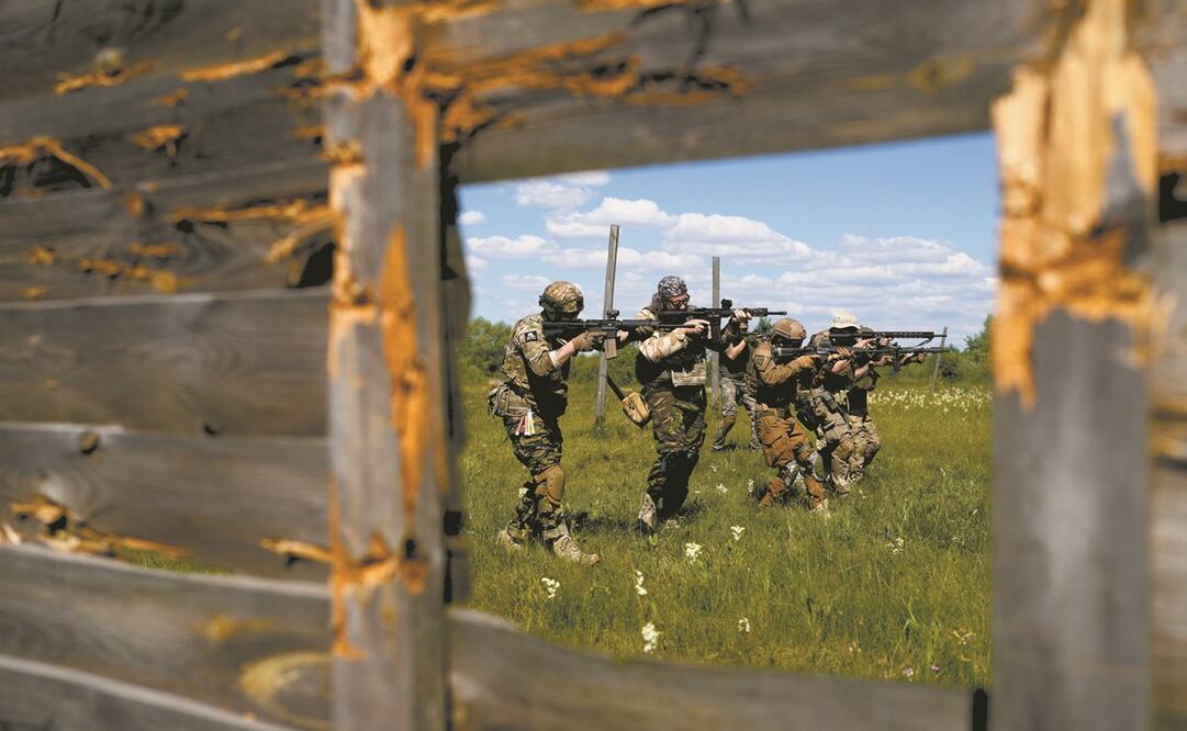 Milicianos ucranianos, durante un entrenamiento en un campo de tiro a las afueras de Kiev. Foto: Natacha Pisarenko. AP