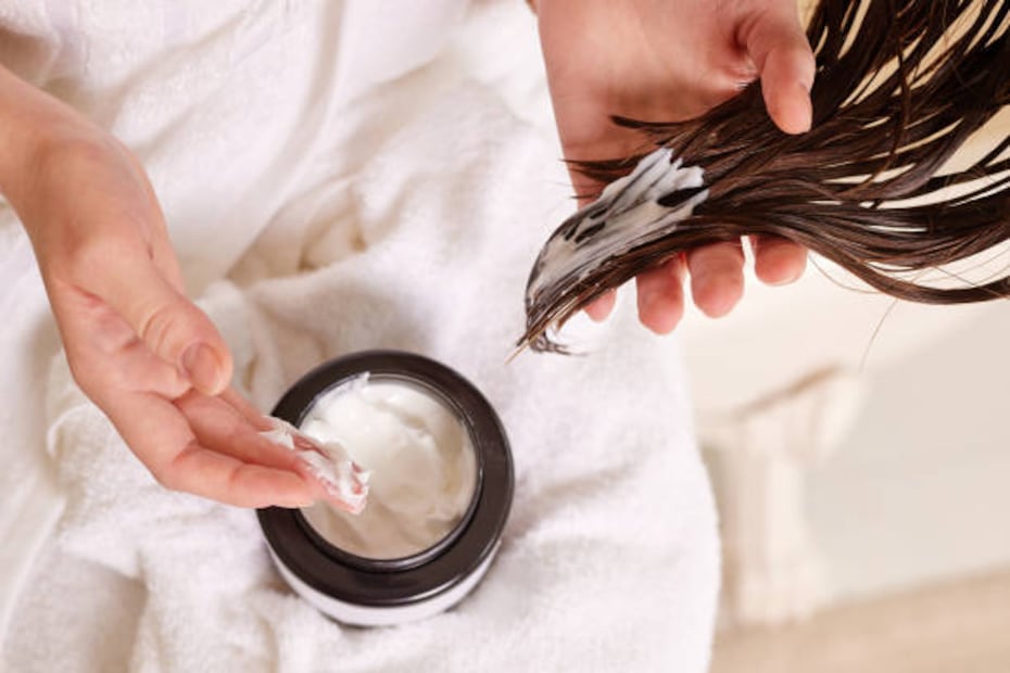 El acondicionador ayuda a desenredar y suavizar el cabello con canas. Foto: Unsplash