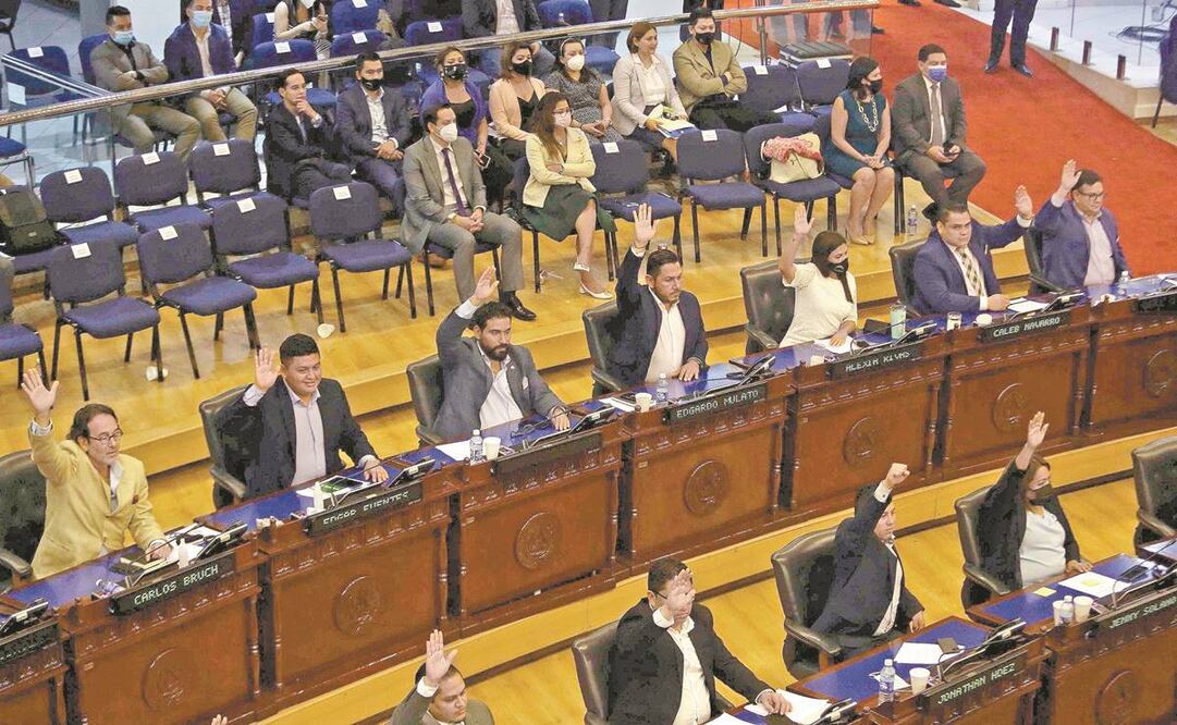 Diputados votan la ley Bitcoin durante la sesión del martes en la Asamblea Legislativa de El Salvador. Foto: Miguel Lemus/ EFE.