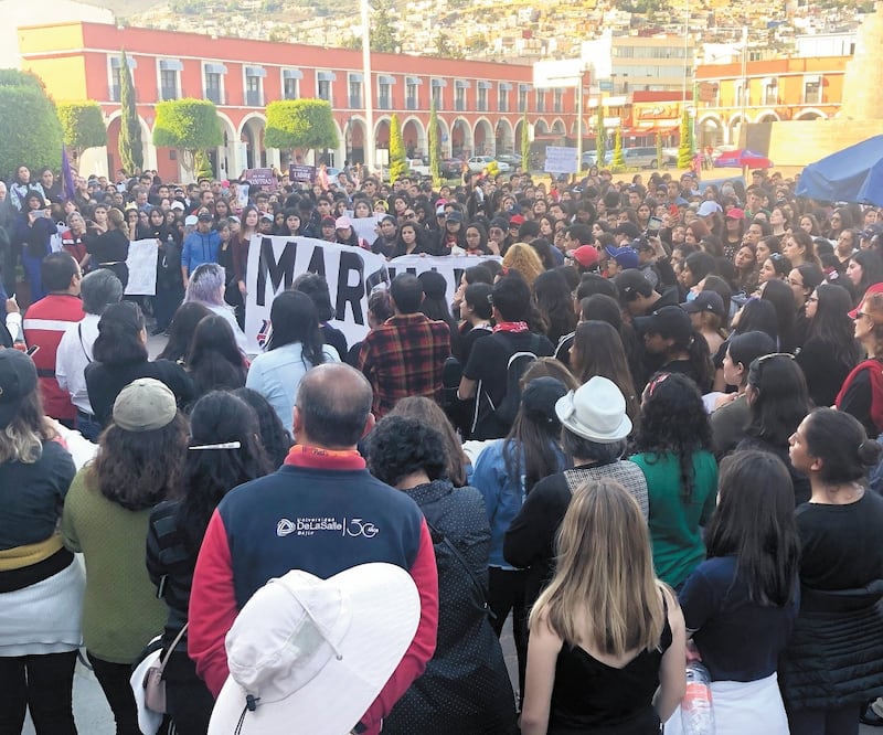 La comunidad lasallista protestó con ropa negra, pancartas y consignas por la muerte de Lorena Tinoco, hallada muerta el 29 de octubre. ESPECIAL