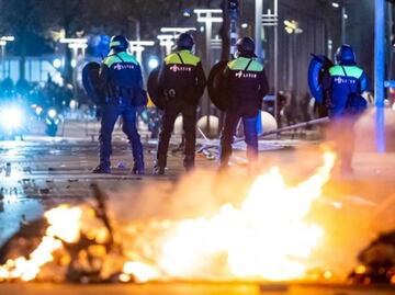 Covid-19: En Países Bajos manifestantes chocan con la policía por las nuevas medidas para controlar la pandemia