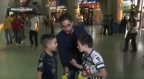"Que me chupen los hue..." mensaje de pequeño aficionado de Rayados a los Tigres
