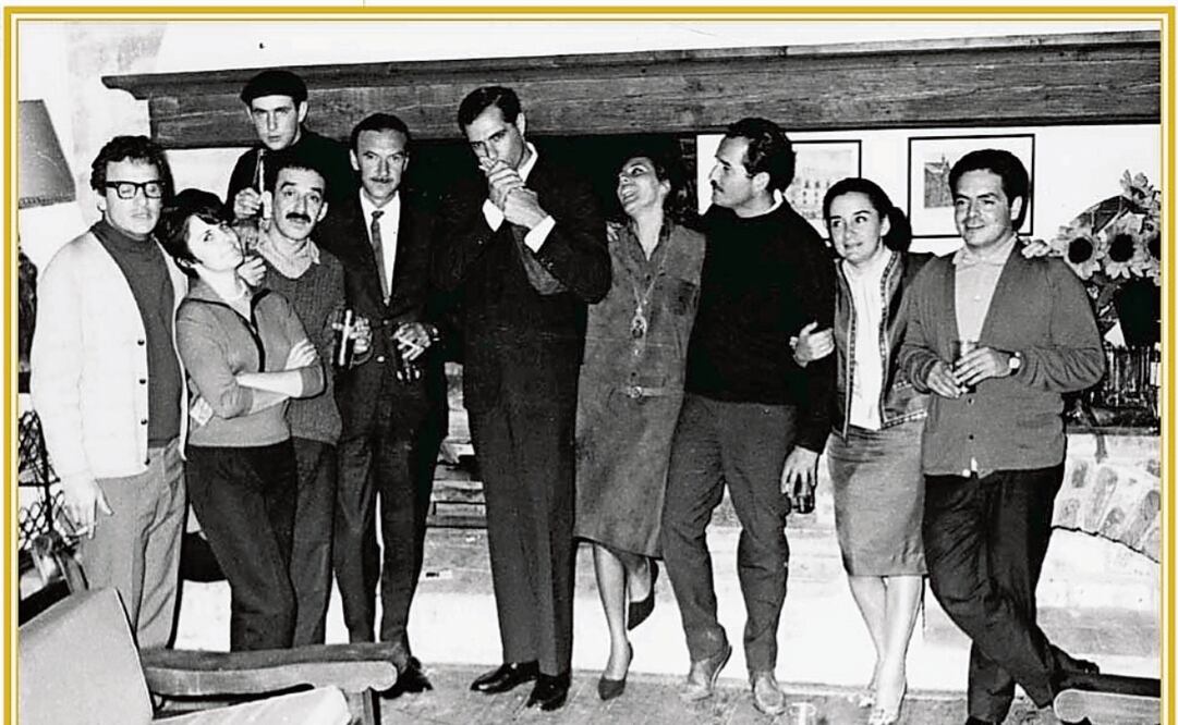 Juan Ibáñez y Berta Maldonado, Arturo Ripstein, Gabriel García Márquez, Emmanuel Carballo, John Gavin, Rita Macedo, Carlos Fuentes, mujer sin identificar y José Luis Ibáñez, en una reunión en la casa de Carlos Fuentes en San Ángel, en 1965, en una foto tomada por Héctor García. Foto: Fernanda Rojas / EL UNIVERSAL