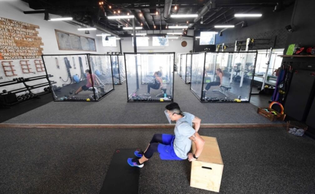 Gimnasio crea "cápsulas" para que sus clientes se ejerciten en California